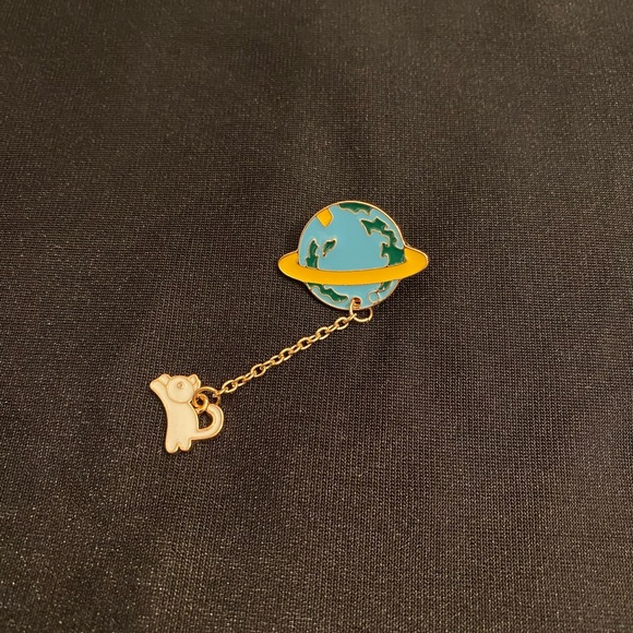 Space Kitty goes for a spin on this enamel pin/magnet 3FER - Picture 5 of 7